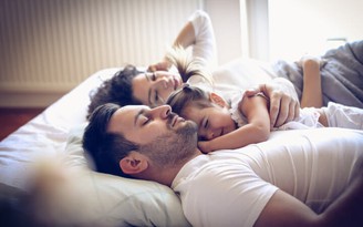 Cho trẻ ngủ chung với cha mẹ đến tuổi nào?