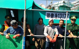 Tàu cá Trung Quốc đánh bắt trái phép trên vùng biển sát đảo Cồn Cỏ