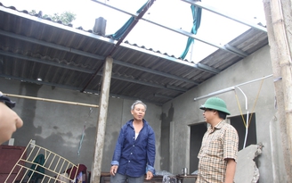 Lốc xoáy trên diện rộng, hàng trăm nhà dân tốc mái
