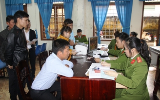 Dân ùn ùn làm CMND, Công an Quảng Trị cấp đổi chỉ trong 24 giờ