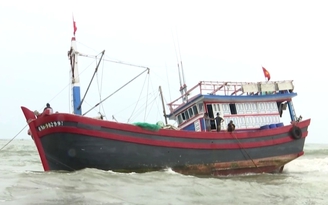 Cứu 12 ngư dân trên tàu cá mắc cạn ngay cửa biển