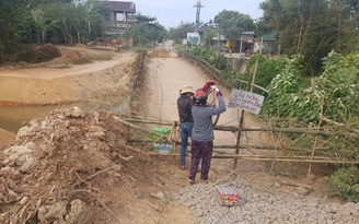 Chính quyền 'cấm' qua cầu sắp sập trên đường độc đạo, dân dở khóc dở cười