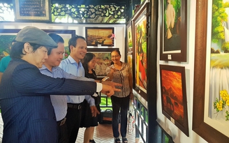 Cuộc triển lãm tranh đầy xúc động của chàng trai khiếm thính