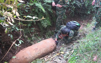 Định cưa bom 340 kg lấy thuốc nổ, bị phát hiện, tiêu hủy