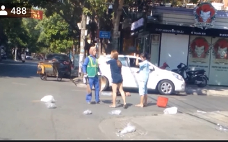 Clip cô chủ shop 'bắt nạt' cô lao công vì bị nhắc vứt rác: Cộng đồng nổi giận