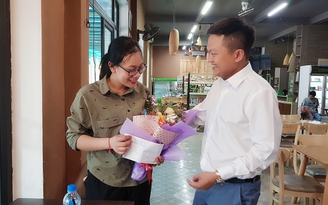 PV Thanh Niên tặng phần thưởng giải báo chí cho cô gái làm đủ nghề nuôi em