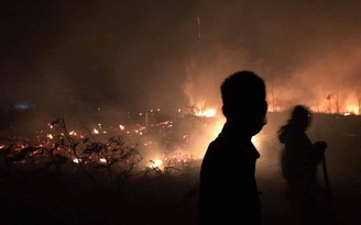 Hơn 300 người cật lực 4 giờ đồng hồ khống chế đám cháy rừng lúc nửa đêm