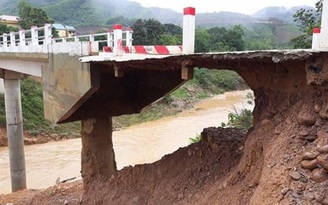 Cầu ở Quảng Trị bị sạt lở chỉ còn lớp nhựa... 'mỏng như bánh tráng'