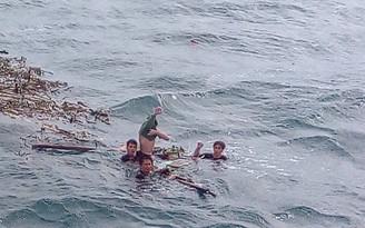 Đối diện tử thần 25 giờ trên biển: Ngư dân hét đến xé họng khi thấy tàu