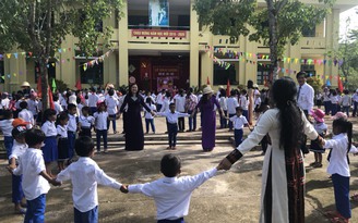 Vui múa cùng học sinh vùng lũ trong ngày khai giảng muộn