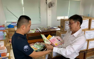 Sang Lào, tặng sách tiếng Việt