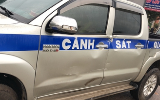 Xe khách chở pháo lậu bỏ chạy, tông móp xe CSGT trước khi lao vào bụi rậm