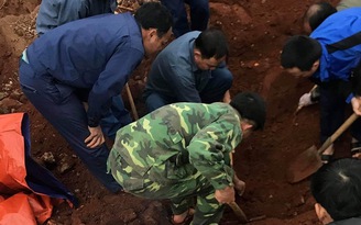 Phát hiện hài cốt liệt sĩ ở Khe Sanh cùng lọ thủy tinh chứa mảnh giấy