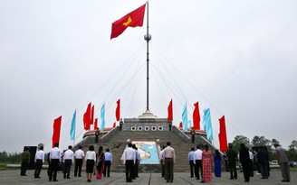 Thiêng liêng lễ thượng cờ ở đôi bờ Hiền Lương - Bến Hải kỷ niệm ngày thống nhất