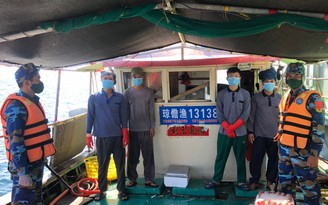 Truy đuổi 2 tàu cá Trung Quốc vi phạm lãnh hải Việt Nam