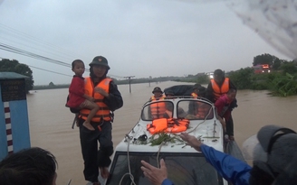 Quảng Trị: 'Nước lụt lút nhà, bộ đội không cứu thì không biết thoát đi đâu'