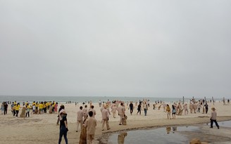 Quảng Trị: Hàng trăm người cùng xuống bãi biển Cửa Việt nhặt rác