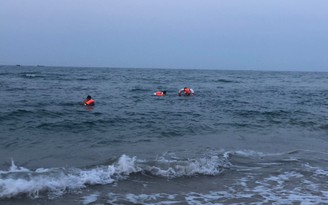 Tìm thi thể nam sinh đuối nước ở biển Cửa Việt