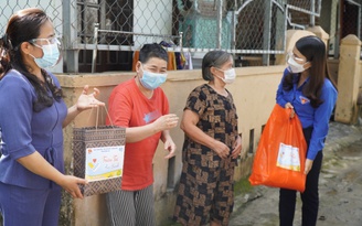 Bạn trẻ tặng túi an sinh trong ngày TP.Đông Hà (Quảng Trị) giãn cách