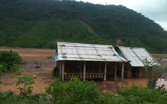 Nước lũ tràn vào thôn bản, Điện lực Quảng Trị phải cắt điện hơn 200 hộ dân