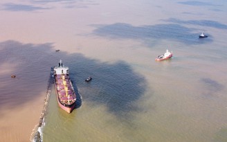 Cận cảnh tàu hàng mắc cạn ở Cửa Việt được 4 tàu kéo cứu hộ