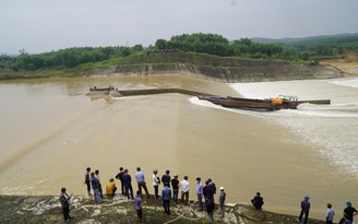 Quảng Trị: Giải cứu phó giám đốc sở cùng 6 người mắc kẹt giữa sông Thạch Hãn