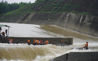 Quảng Trị: Nhóm 7 người mắc kẹt trên sông Thạch Hãn đã được giải cứu thế nào?