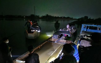 Quảng Trị: Truy bắt 4 tàu khai thác cát lậu giữa khuya trên sông Thạch Hãn