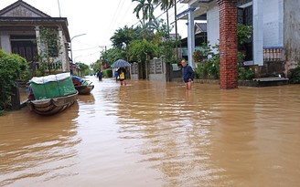 Quảng Trị: Mưa trút xuyên đêm, diện tích lúa ngập úng tăng, nước lụt ngập xóm làng
