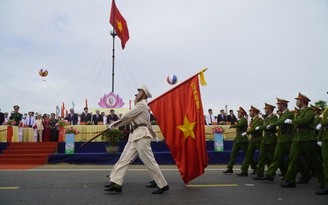 Thượng cờ Lễ hội Thống nhất non sông ở đôi bờ Hiền Lương - Bến Hải