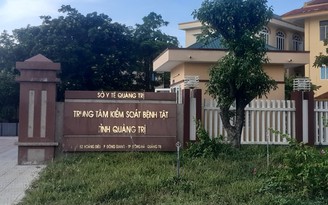 Công an đang tạm giữ 2 cán bộ CDC Quảng Trị