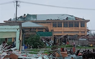 Bão Noru chưa vào, lốc xoáy đã quật tan hoang thị trấn biển ở Quảng Trị