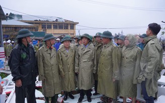 Phó thủ tướng Lê Văn Thành thăm hỏi các hộ dân có nhà bị lốc xoáy