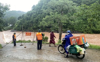 Quảng Bình: Mưa lớn, nhiều làng bị chia cắt, nhiều tuyến đường bị sạt lở