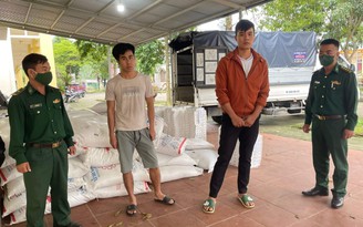 Quảng Trị: Truy đuổi 25 km bắt xe chở hàng lậu, hàng cấm