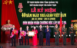 Sở GD-ĐT tỉnh Quảng Trị đón nhận huân chương Độc lập hạng ba