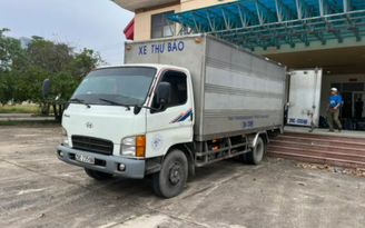 Quảng Bình: Dán biển 'xe thư báo', chở hàng ngàn chai rượu lậu