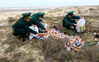 Hàng trăm hộp thuốc lá trôi dạt vào bờ biển Quảng Bình