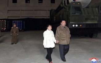 Con gái nhà lãnh đạo Triều Tiên Kim Jong-un lần đầu lộ diện trong buổi phóng tên lửa