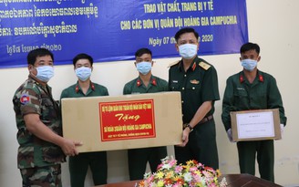 Quân khu 7 tặng vật tư chống dịch Covid-19 cho Quân đội Hoàng gia Campuchia