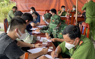 Tây Ninh: Hàng trăm lao động người Việt ở Campuchia đổ về nước qua cửa khẩu Mộc Bài