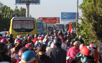 Hàng trăm ngàn phương tiện dồn cục khu vực cầu Rạch Miễu