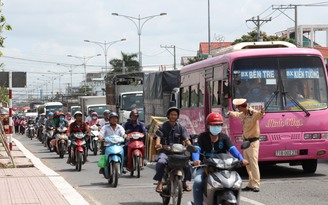 Người dân về quê nghỉ lễ, cầu Rạch Miễu ùn ứ