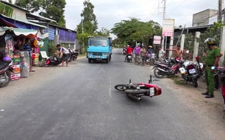 Công an xã tay không bắt tên cướp táo tợn