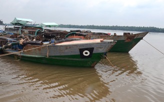 Bắt quả tang 3 phương tiện 'cát tặc' hút trộm cát trên sông Hàm Luông, Bến Tre