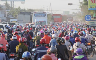 Hàng nghìn xe 'chôn chân' trước Trạm thu phí BOT cầu Rạch Miễu