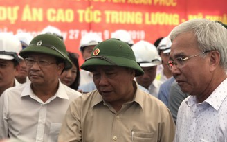 Thủ tướng Nguyễn Xuân Phúc thị sát công trường cao tốc Trung Lương - Mỹ Thuận