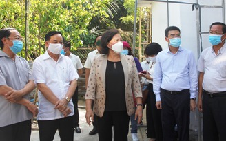 Chủ tịch Quốc hội Nguyễn Thị Kim Ngân thăm dân vùng hặn mặn Bến Tre