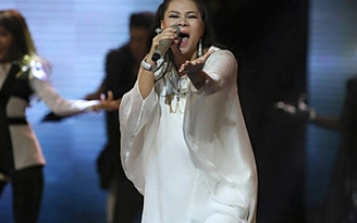 Bà bầu Thu Minh khiến khán giả thót tim trên sân khấu