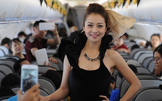 Jenifer Phạm bất ngờ trình diễn thời trang trên máy bay